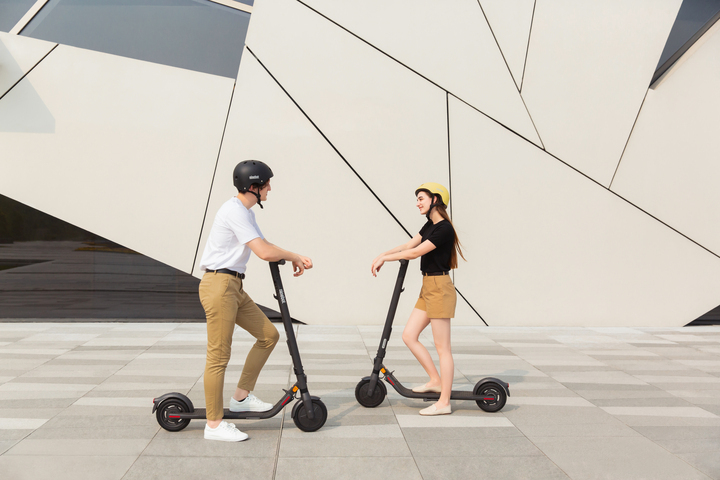 السكوتر Ninebot Kickscooter E25E المدعوم من Segway